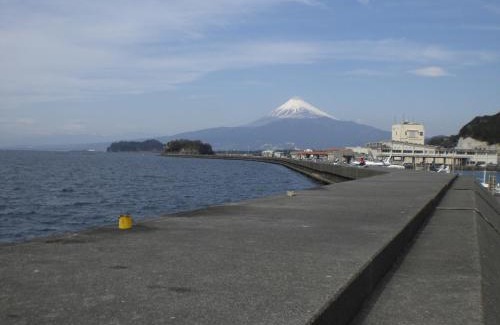 Numazu House | Oceanfront Escape at Numazu Ikyuuan with Hot Tub & Breakfast