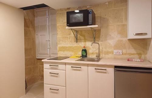 Birgu Apartment | Serene Oceanfront Retreat at Number 12 with Breakfast & Pets