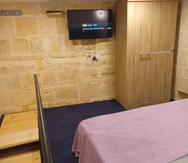 Birgu Apartment | Serene Oceanfront Retreat at Number 12 with Breakfast & Pets