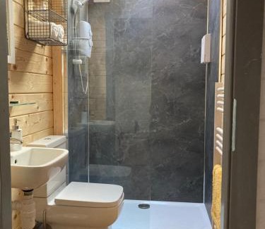 Frome Apartment | Discover Number 15 Frome: Family-Friendly Retreat Awaits