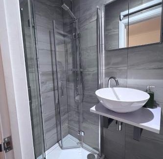 Horley Bed & Breakfast | Experience N 25: Guest Rated at 8.9/10!