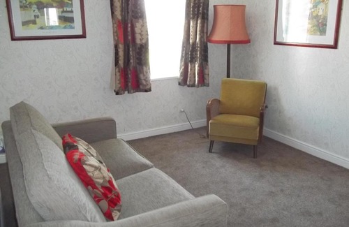 Arcay House | Cozy Retreat at Number 5 - Pet and Child Friendly Stay