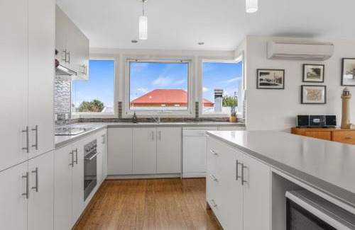 Apollo Bay House | Ocean View Retreat at Number 6 - Family Friendly Getaway