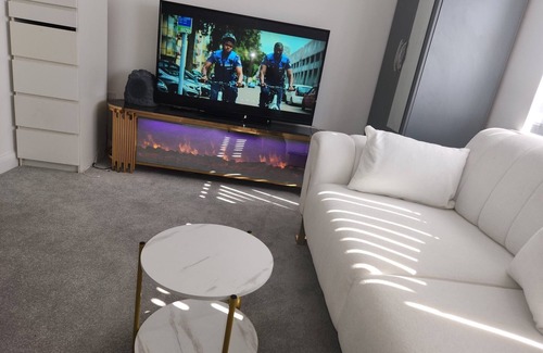 Congerstone House | Nuneaton comfortable and neat home for travelling guests, a place of relaxation