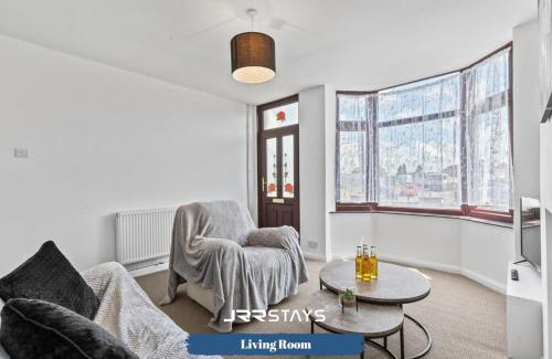 Nuneaton House | Pet-Friendly 3 Bedroom Stay in Nuneaton with Wi-Fi