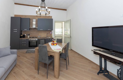 Parrinello Apartment | New Haven: Pet-Friendly Stay with Spa and Kitchen Amenities