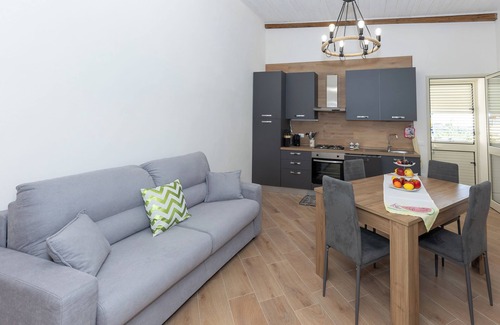 Parrinello Apartment | New Haven: Pet-Friendly Stay with Spa and Kitchen Amenities