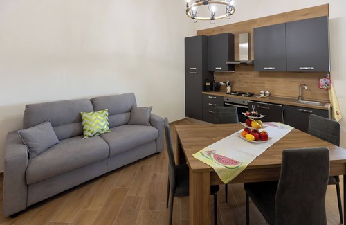Parrinello Apartment | New Haven: Pet-Friendly Stay with Spa and Kitchen Amenities