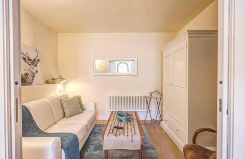 Rocca di Mezzo Apartment | Modern Apartment in Historic Center: Family-Friendly Stay