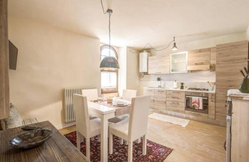 Rocca di Mezzo Apartment | Modern Apartment in Historic Center: Family-Friendly Stay