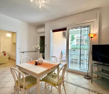 Lido Apartment | Relax at Nura's - Casa Flor Seaside: Family & Pet Friendly