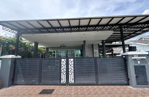 Bota House | Ideal Nurasyura Puncak Homestay: Pet & Child Friendly Stay
