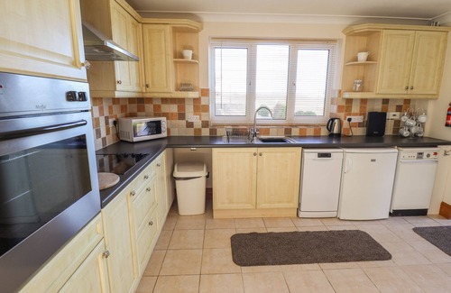 North Somercotes Cottage | Pet-Friendly Nursery Cottage with Garden in North Somercotes