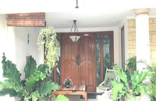 Mampang Prapatan House | Budget-Friendly Nusalink Hotel Near Pancoran Awaits You