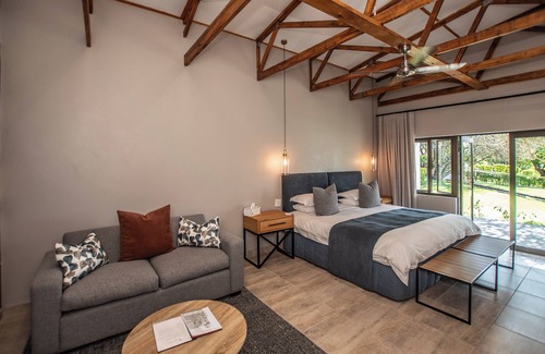 White River House | Discover Nut Grove Manor: Eco-Friendly 5-Star Retreat