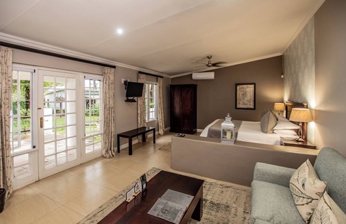 White River House | Discover Nut Grove Manor: Eco-Friendly 5-Star Retreat