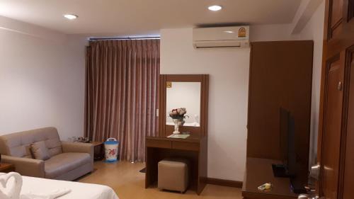 Racha Thewa Hotel | Cozy Nut Mansion Suvarnabhumi: Family-Friendly Stay