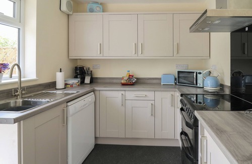 Rhayader Cottage | NUTHATCH COTTAGE AT RIVERSIDE LODGE, pet friendly in Rhayader