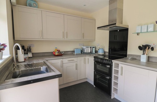 Rhayader Cottage | NUTHATCH COTTAGE AT RIVERSIDE LODGE, pet friendly in Rhayader