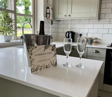 Cutnall Green House | Pet-Friendly Nuthatch Lodge - Perfect for Family Getaways