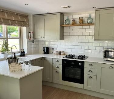 Cutnall Green House | Pet-Friendly Nuthatch Lodge - Perfect for Family Getaways