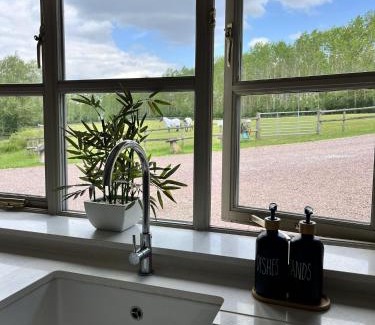 Cutnall Green House | Pet-Friendly Nuthatch Lodge - Perfect for Family Getaways