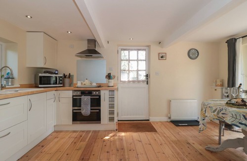 Honiton Cottage | Pet-Friendly Nuthatch with Hot Tub in Honiton Awaits You
