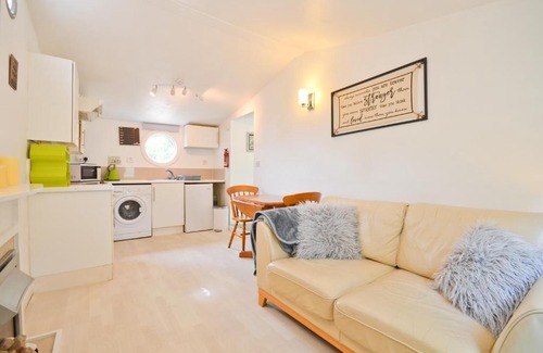 Whippingham House | Relaxing Retreat at Nutkins Lodge with Pool Access