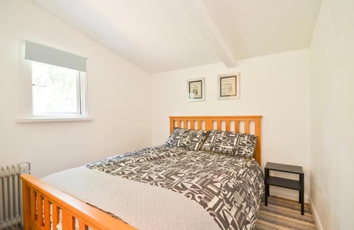 Whippingham House | Relaxing Retreat at Nutkins Lodge with Pool Access