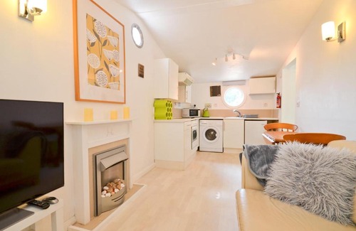 Whippingham House | Relaxing Retreat at Nutkins Lodge with Pool Access