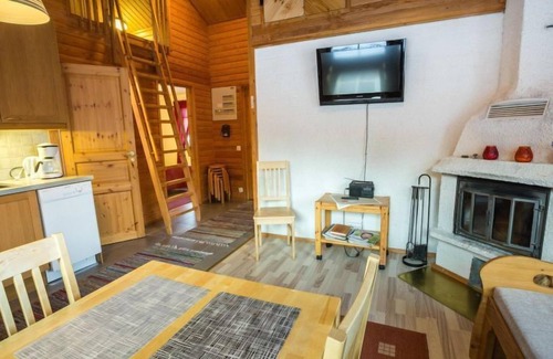 Akaslompolo House | Tranquil Nutukas: Lake View & Spa Retreat Awaits You