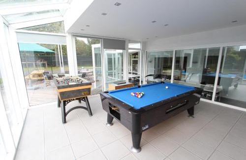 Godveerdegem House | Relax at Nuvola Villa with Oceanfront Pool Access
