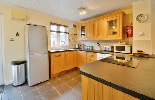 South Cerney House | Pet-Friendly Nyhavn Lodge by Isis Lake in Cotswolds
