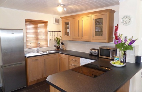 South Cerney House | Pet-Friendly Nyhavn Lodge by Isis Lake in Cotswolds