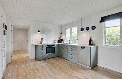 Kirke Hyllinge House | Inviting Nyistandsat Sommerhus with Cozy Fireplace & Family Fun
