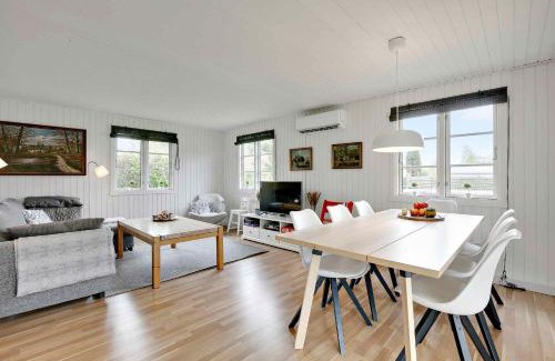 Kirke Hyllinge House | Inviting Nyistandsat Sommerhus with Cozy Fireplace & Family Fun