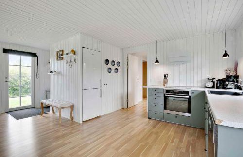 Kirke Hyllinge House | Inviting Nyistandsat Sommerhus with Cozy Fireplace & Family Fun
