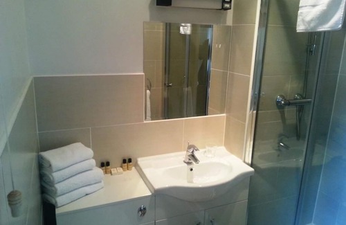 Ely House | Explore Nyton Hotel: Family-Friendly with Dining Options