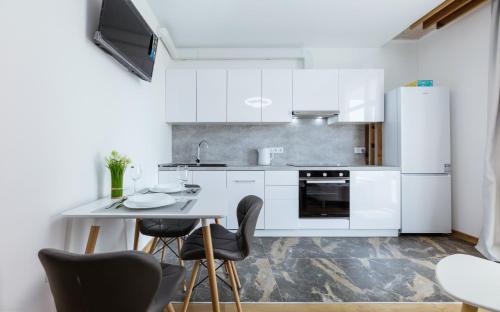 Svyatoshyns'kyi District Apartment | Elegant Nyvky-Park Studio: 4-Star Family-Friendly Retreat