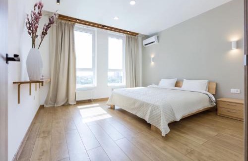 Svyatoshyns'kyi District Apartment | Elegant Nyvky-Park Studio: 4-Star Family-Friendly Retreat