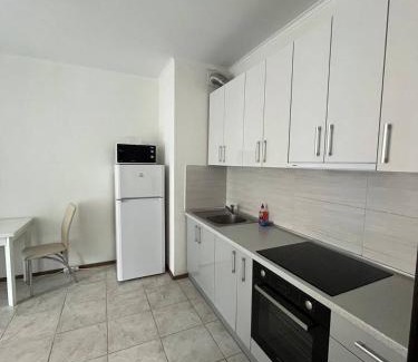 Svyatoshyns'kyi District Apartment | Nyvky Park- Balcony and Bath 64