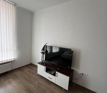 Svyatoshyns'kyi District Apartment | Nyvky Park- Balcony and Bath 64