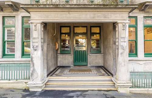 Auckland Central Business District Apartment | Discover NZ's Historic Apartment with Modern Amenities