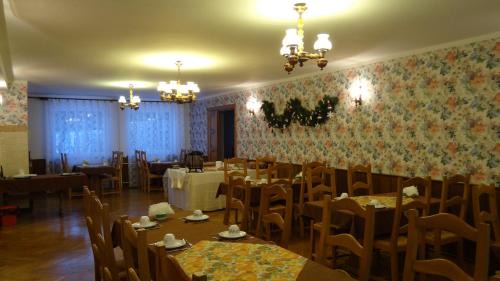 Mostowice Resort | Relax at Ośrodek Wypoczynkowy "Hotel Korona" with Pool & Pets