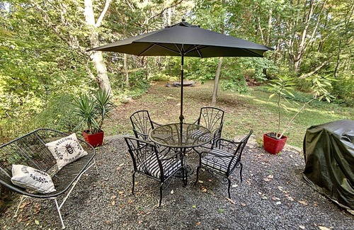 Lac-Brome Cabin | Pet-Friendly Ô Chalet Vert Just Minutes from Attractions