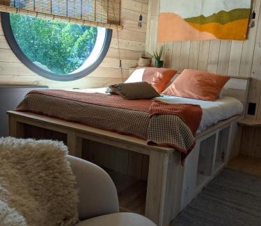 Jassat House | Cozy O'Chambon: Family-Friendly Stay with Breakfast & Hot Tub