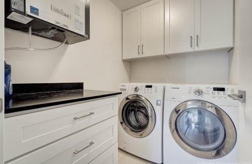 Dundarave House | O Charming Bright Queen Bed Room Ensuite