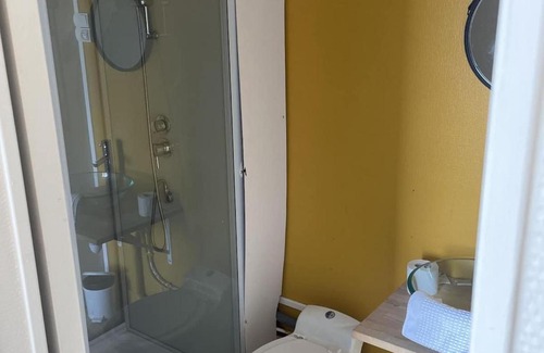 Aumale Hotel | Pet-Friendly Stay at O Deux Aumale with Breakfast Included