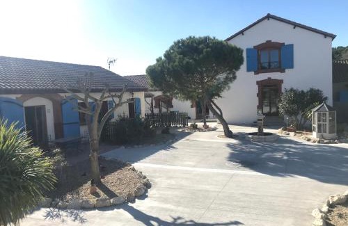 Colombiers Apartment | Pet-Friendly Retreat with Ocean Views at O’gîtes des colombes