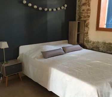 Colombiers Apartment | Pet-Friendly Retreat with Ocean Views at O’gîtes des colombes